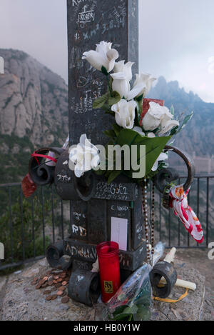 San Miguel Cross im Kloster von Santa Maria de Montserrat in Katalonien, Spanien Stockfoto