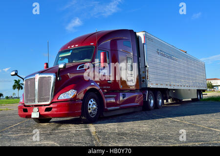 Amerikanische 18 Wheeler Kenworth Hochdach Schläfer LKW Stockfoto
