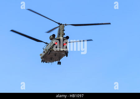 Die Ch-47 Chinook-Hubschrauber mit Crew-Mitglied an der hinteren winken mit großen roten Händen bei S Stockfoto