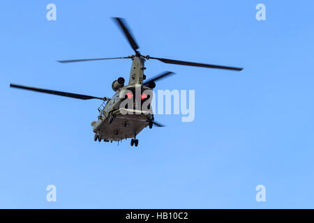 Die Ch-47 Chinook-Hubschrauber mit Crew-Mitglied an der hinteren winken mit großen roten Händen bei S Stockfoto