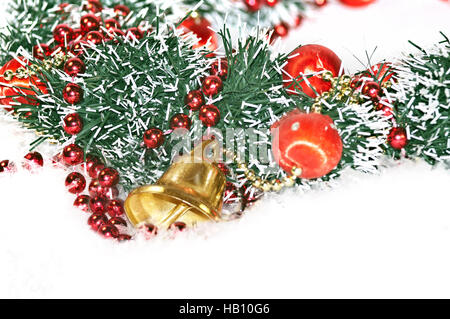 Weihnachtsdekoration, Weihnachtsschmuck, golden Christmas Bell, grüne Girlande, roten Kugeln Stockfoto