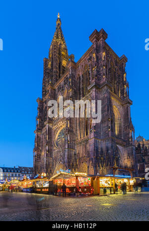 Straßburg, Frankreich - 28. November 2016: Weihnachten Markt Christkindlmarkt an der Kathedrale in der Stadt Straßburg, Elsass, Frankreich Stockfoto