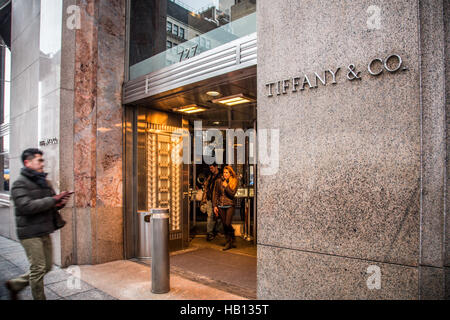 Außenansicht des & Co. Tiffany an der Fifth Avenue in New York City Stockfoto