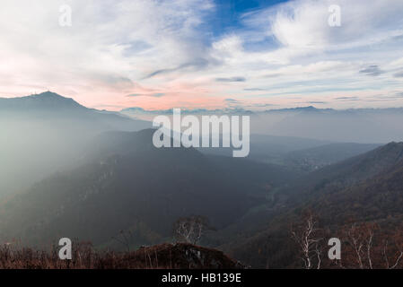 Regionalpark Campo dei Fiori von Varese mit Brinzio, auf dem Hintergrund der Alpen mit Monte Rosa; Provinz Varese, Italien Stockfoto