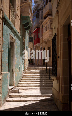 Aufrechte Blick auf alte Gasse mit den Schritten in drei Städten Malta Stockfoto