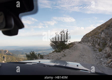 Blick durch die Frontscheibe von einem Land Rover Discovery, da es eine steile Bergstraße leitet Stockfoto