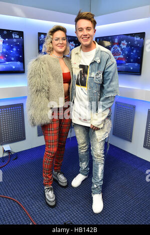 Roman Kemp interviews Anne Marie backstage während der Hauptstadt Jingle Bell Ball mit Coca-Cola in der Londoner O2 Arena. Stockfoto