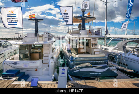 VALENCIA, SPANIEN - 5. NOVEMBER 2016. Die Valencia Boat Show am Marina Real Juan Carlos I, alten Hafen an der Mittelmeer-Küste Stockfoto