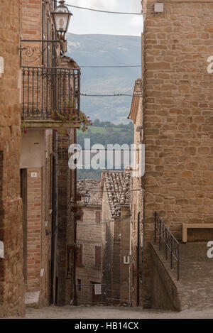 Erdbeben beschädigte Gebäude in der hübschen kleinen Hügel obere Stadt von Gualdo, Marche, Italien Stockfoto