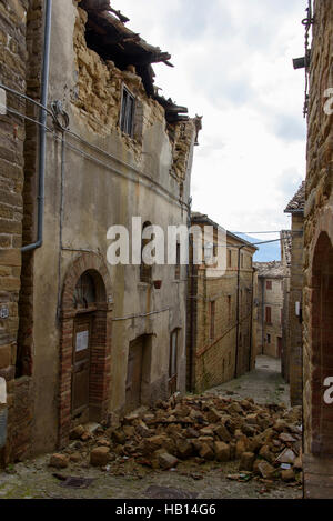 Erdbeben beschädigte Gebäude in der hübschen kleinen Hügel obere Stadt von Gualdo, Marche, Italien Stockfoto