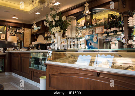 Innere Bild einer Eisdiele und Café in der alten ummauerten Stadt Servigliano Stockfoto