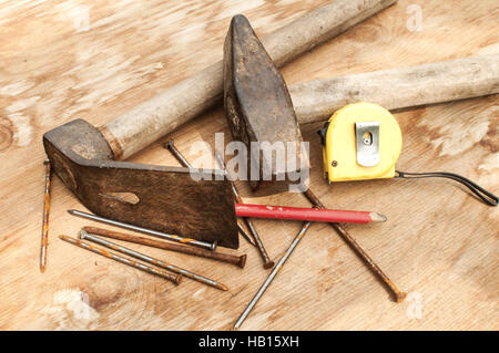 Hammer, Schaufel, Maßband, Nägel Stockfoto