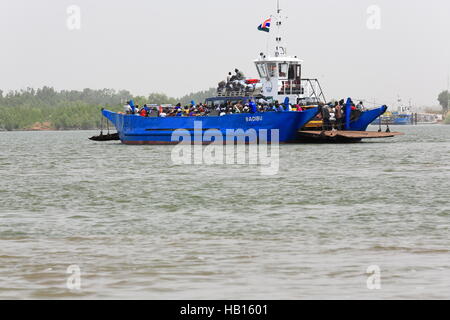 Yelitenda, The Gambia-April 14, 2014: Badibu namens Autofähre überquert den Fluss Gambia aus Bambatenda-N.bank, Yelitenda-S.bank Stockfoto