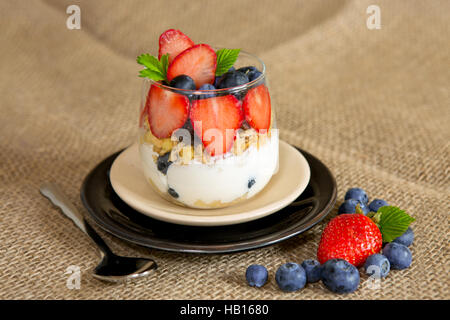 Joghurt mit Erdbeeren. Stockfoto