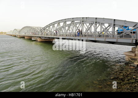 Die 14. Juli 1897 eröffnete Faidherbe metallischen Brücke überspannt den Senegal-Fluss Verknüpfung der Inselstadt St. Louis mit dem afrikanischen Festland Stockfoto