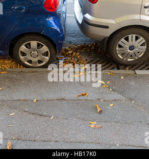 Mansfield Road, Oxford, Vereinigtes Königreich, 23. Oktober 2016: Dicht geparkten blauen und silbernen Autos auf Mansfield Road, Oxford. Stockfoto