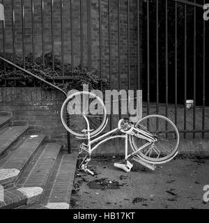 Mansfield Road, Oxford, Vereinigtes Königreich, 23. Oktober 2016: Upside-Down-weiße Stadt Fahrrad vor dem Metall Zaun Stockfoto