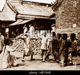 Kinder spielen in China in den frühen 1900er Jahren Stockfoto