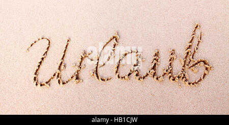 Wort-Urlaub in Sand geschrieben. Stockfoto