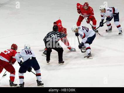 Moskau, Russland - 26. November 2016: A. Voronin (17) und J. Taffe (20) auf Faceoff auf Eishockey Spiel Spartak Vs Slovan auf russischen KHL premier Hockey League Championship im Luzhniki Sportarena, Moskau, Russland. Spartak gewann mit 4:2 Stockfoto