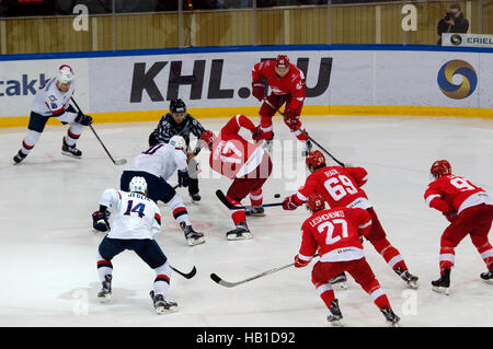 Moskau, Russland - 26. November 2016: A. Voronin (17) und J. Taffe (20) auf Faceoff auf Eishockey Spiel Spartak Vs Slovan auf russischen KHL premier Hockey League Championship im Luzhniki Sportarena, Moskau, Russland. Spartak gewann mit 4:2 Stockfoto