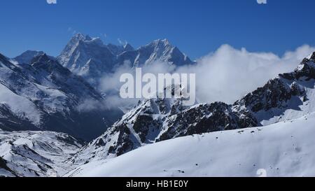 Blick vom Gokyo Ri, Thamserku und Kantega Stockfoto
