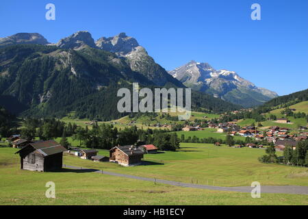 Dorf Gsteig Bei Gstaad und hohe Berge Stockfoto