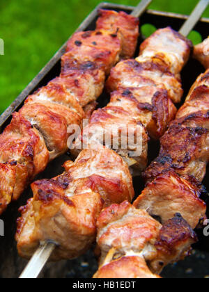 Schaschlik auf Grill Grillen Stockfoto