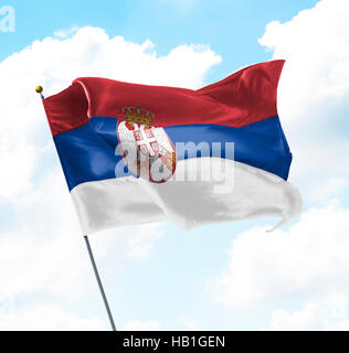 Flagge von Serbien, aufgewachsen in den Himmel Stockfoto