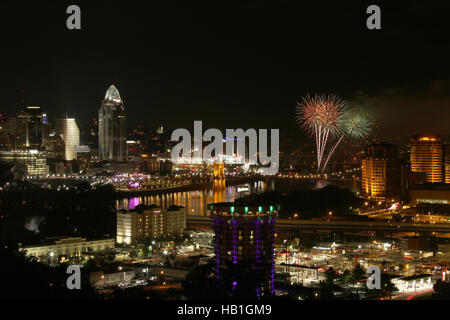 Feuerwerk nach Cincinnati Reds Baseball-Spiel. Covington, Kentucky im Vordergrund. Cincinnati, Ohio im Hintergrund. Foto von Devou Park, Stockfoto