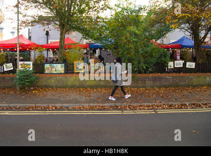 Oxfords Magdalen Armen abgebildet am Tag der monatlichen Flohmarkt Kneipen mit Vintage Stände und sortierter Nippes Stockfoto