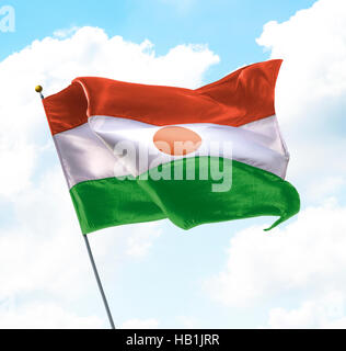 Flagge von Niger, aufgewachsen in den Himmel Stockfoto
