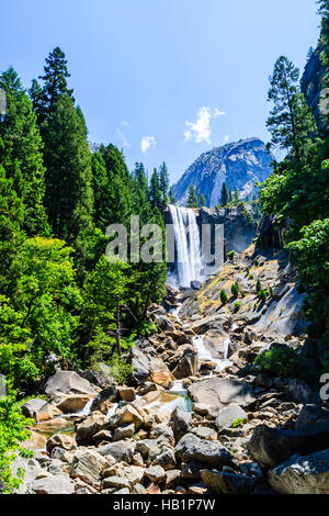 Vernal Fall ist ein 317 Füße Wasserfall auf dem Merced River nur flussabwärts von Nevada Fall im Yosemite Nationalpark, Kalifornien. Vernal Fall, sowie Stockfoto