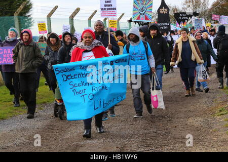 Yarls Holz Haftanstalt, Bedford, UK. 3. Dezember 2016. Fast 2000 Demonstranten protestieren am Zaun des Zentrums für Yarls Holz in Guantánamo geschlossen werden musste. Penelope Barritt/Alamy Live-Nachrichten Stockfoto