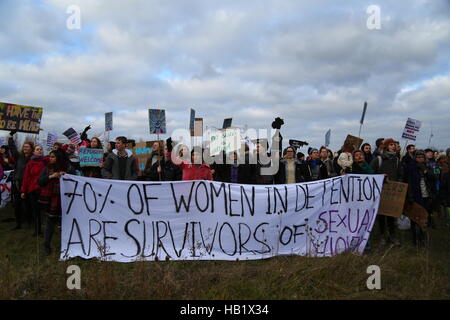 Yarls Holz Haftanstalt, Bedford, UK. 3. Dezember 2016. Fast 2000 Demonstranten protestieren am Zaun des Zentrums für Yarls Holz in Guantánamo geschlossen werden musste. Penelope Barritt/Alamy Live-Nachrichten Stockfoto