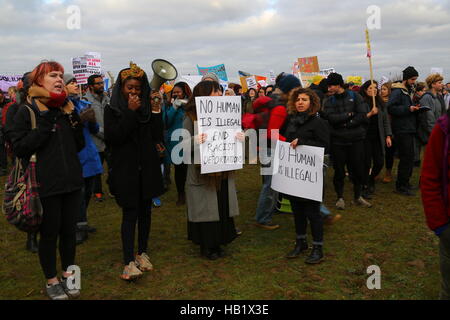 Yarls Holz Haftanstalt, Bedford, UK. 3. Dezember 2016. Fast 2000 Demonstranten protestieren am Zaun des Zentrums für Yarls Holz in Guantánamo geschlossen werden musste. Penelope Barritt/Alamy Live-Nachrichten Stockfoto