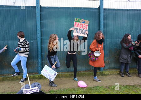 Yarls Holz Haftanstalt, Bedford, UK. 3. Dezember 2016. Fast 2000 Demonstranten protestieren am Zaun des Zentrums für Yarls Holz in Guantánamo geschlossen werden musste. Penelope Barritt/Alamy Live-Nachrichten Stockfoto