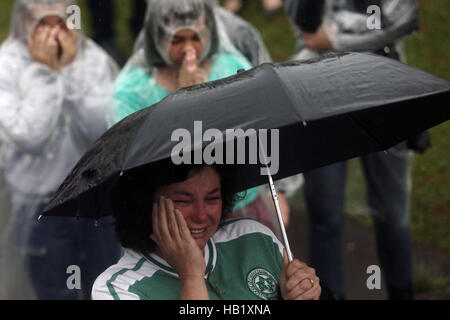 Chapeco, Brasilien. 3. Dezember 2016. Eine Frau reagiert auf den Trauerzug für die Mitglieder der brasilianischen Fußball-Nationalmannschaft Chapecoense, die bei einem Flugzeugabsturz in Kolumbien, außerhalb des Flughafens Chapeco in Chapeco in Brasilien am 3. Dezember 2016 getötet wurden. Bildnachweis: Xinhua/Alamy Live-Nachrichten Stockfoto