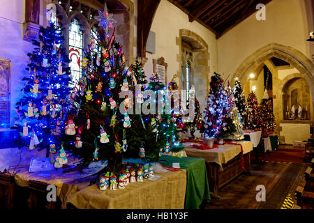 Münster, Warminster, Wiltshire, UK. 3. Dezember 2016. Das Münster Kirche St. verweigern in der Church Street, Warminster, Wiltshire, ist mit 87 Weihnachtsbäume am 9. Jahrestag Christmas Tree Festival 2016 geschmückt. Credit: Andrew Harker/Alamy leben Nachrichten Stockfoto