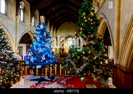 Münster, Warminster, Wiltshire, UK. 3. Dezember 2016. Das Münster Kirche St. verweigern in der Church Street, Warminster, Wiltshire, ist mit 87 Weihnachtsbäume am 9. Jahrestag Christmas Tree Festival 2016 geschmückt. Credit: Andrew Harker/Alamy leben Nachrichten Stockfoto