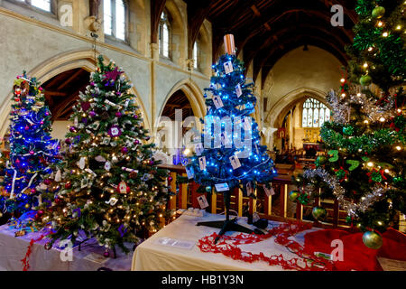 Münster, Warminster, Wiltshire, UK. 3. Dezember 2016. Das Münster Kirche St. verweigern in der Church Street, Warminster, Wiltshire, ist mit 87 Weihnachtsbäume am 9. Jahrestag Christmas Tree Festival 2016 geschmückt. Credit: Andrew Harker/Alamy leben Nachrichten Stockfoto