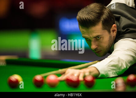 York, UK. 3. Dezember 2016. Mark Selby Englands konkurriert während das Semi-Finale mit Shaun Murphy von England bei der Snooker UK Championship in York, Großbritannien am 3. Dezember 2016. Bildnachweis: Jon Buckle/Xinhua/Alamy Live-Nachrichten Stockfoto