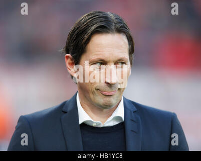 Leverkusen, Deutschland. 3. Dezember 2016. Bundesliga-Spieltag 13, Bayer 04 Leverkusen Vs SC Freiburg: Manager Roger Schmidt (Leverkusen). Bildnachweis: Jürgen Schwarz/Alamy Live-Nachrichten Stockfoto