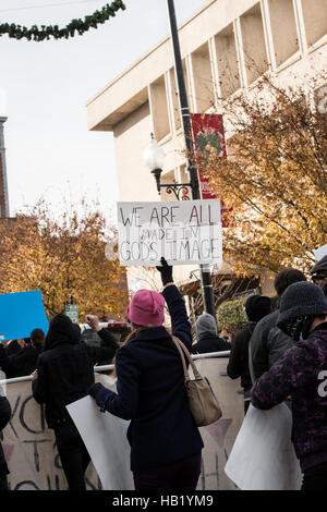 Die Demonstranten auf den Straßen in North Carolina zu begegnen - Der KKK Trump Siegesparade protestieren. Stockfoto