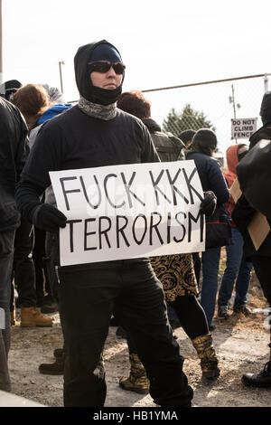 Die Demonstranten auf den Straßen in North Carolina zu begegnen - Der KKK Trump Siegesparade protestieren. Stockfoto