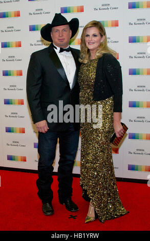 Washington DC, USA. 3. Dezember 2016. Garth Brooks und Tricia Yearwood kommen für die formale Künstlerin Abendessen zu Ehren der Empfänger von der 39. jährlichen Kennedy Center Honors hosted by United States Secretary Of State John F. Kerry an das US-Außenministerium in Washington, DC am Samstag, 3. Dezember 2016. 2016-Preisträger sind: argentinische Pianistin Martha Argerich; Rock-Band the Eagles; Bildschirm und Bühne Schauspieler Al Pacino; Gospel und Blues-Sängerin Mavis Staples; und Musiker James Taylor. Bildnachweis: MediaPunch Inc/Alamy Live-Nachrichten Stockfoto