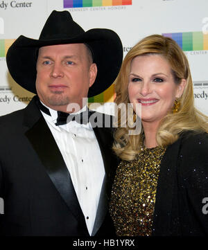 Washington DC, USA. 3. Dezember 2016. Garth Brooks und Tricia Yearwood kommen für die formale Künstlerin Abendessen zu Ehren der Empfänger von der 39. jährlichen Kennedy Center Honors hosted by United States Secretary Of State John F. Kerry an das US-Außenministerium in Washington, DC am Samstag, 3. Dezember 2016. 2016-Preisträger sind: argentinische Pianistin Martha Argerich; Rock-Band the Eagles; Bildschirm und Bühne Schauspieler Al Pacino; Gospel und Blues-Sängerin Mavis Staples; und Musiker James Taylor. Bildnachweis: MediaPunch Inc/Alamy Live-Nachrichten Stockfoto