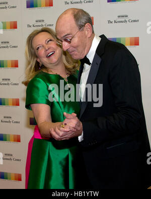 Washington DC, USA. 3. Dezember 2016. James Taylor und seine Frau Caroline "Kim" Taylor tanzen auf dem roten Teppich für die formale Künstlerin Abendessen zu Ehren der Empfänger von der 39. jährlichen Kennedy Center Honors gehostet von Vereinigte Staaten Staatssekretär John F. Kerry an das US-Außenministerium in Washington, DC auf Samstag, 3. Dezember 2016 eintreffen. 2016-Preisträger sind: argentinische Pianistin Martha Argerich; Rock-Band the Eagles; Bildschirm und Bühne Schauspieler Al Pacino; Gospel und Blues-Sängerin Mavis Staples; und Musiker James Taylor. Bildnachweis: MediaPunch Inc/Alamy Live-Nachrichten Stockfoto