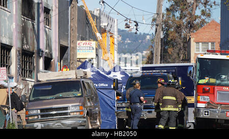 Oakland, USA. 3. Dezember 2016. Feuerwehrleute arbeiten außerhalb des betroffenen Lagers in Oakland, östlich von San Francisco, USA, 3. Dezember 2016. Oakland Bürgermeister Libby Schaaf zugesagt am Samstag voll des Brandschutzes Untersuchungen eine Übernachtung welche mindestens 9 Menschen getöteten während einer anderen 25 in Oakland noch vermisst wurden. Bildnachweis: Xu Yong/Xinhua/Alamy Live-Nachrichten Stockfoto