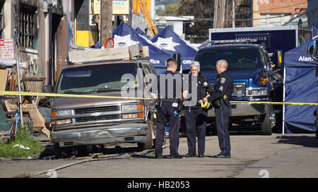 Oakland, USA. 3. Dezember 2016. Polizei sind im Einsatz außerhalb des betroffenen Lagers in Oakland, östlich von San Francisco, USA, 3. Dezember 2016. Oakland Bürgermeister Libby Schaaf zugesagt am Samstag voll des Brandschutzes Untersuchungen eine Übernachtung welche mindestens 9 Menschen getöteten während einer anderen 25 in Oakland noch vermisst wurden. Bildnachweis: Xu Yong/Xinhua/Alamy Live-Nachrichten Stockfoto